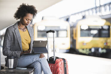 Junge Geschäftsfrau mit Tablet im Bahnhof - UUF20176