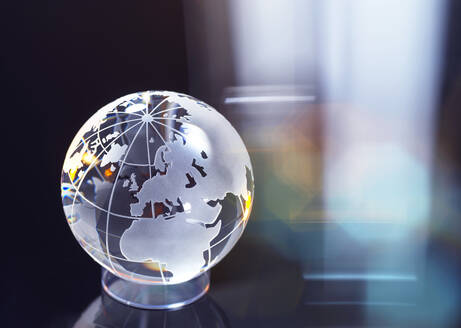 Glasglobus als Symbol für internationale Wirtschaft und Handel - ABRF00654
