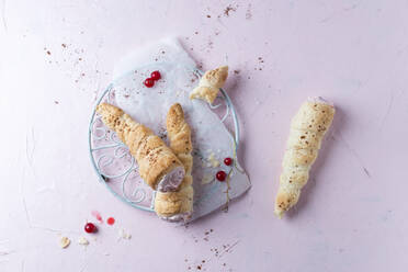 Studioaufnahme von frischen Croissants mit roter Johannisbeerfüllung - MYF02210