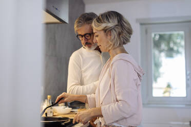 Älteres Paar in der Küche zu Hause - SODF00511