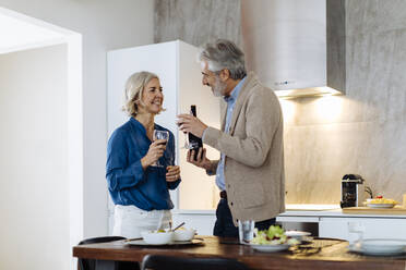 Älteres Paar beim Abendessen in der Küche zu Hause - SODF00597