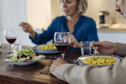 Älteres Paar beim Abendessen in der Küche zu Hause - SODF00618