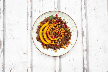 Studioaufnahme von Salat aus rotem Quinoa mit gebackenem Kürbis, Kichererbsen, Granatapfel, Basilikum, Walnüssen und Kürbiskernen - LVF08525