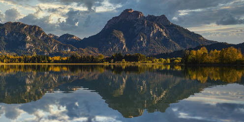 Deutschland, Bayern, Ostallgäu, Berge spiegeln sich im See mit Schloss Neuschwanstein in der Ferne - WGF01305