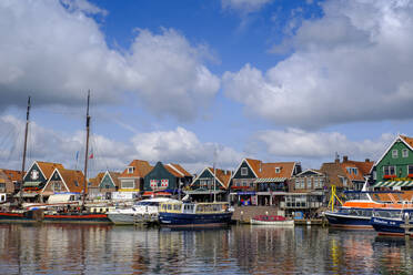 Niederlande, Nordholland, Volendam, Wolken über Booten im Stadthafen - LBF02853
