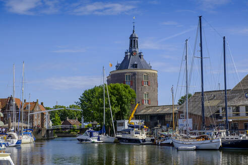 Niederlande, Nordholland, Enkhuizen, Segelboote im Alten Hafen mit Drommedaris-Turm im Hintergrund - LBF02856