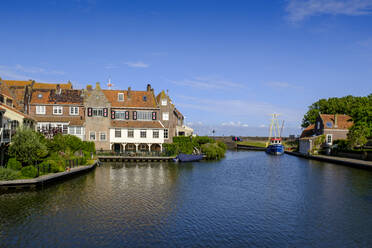 Niederlande, Nordholland, Enkhuizen, Stadtkanal im Sommer - LBF02857