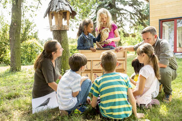 Schulkinder lernen über Vogelarten - WESTF24447