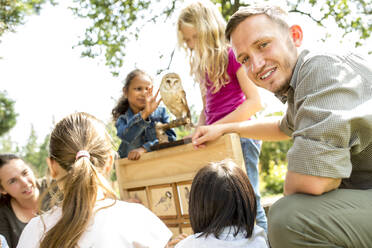 Schulkinder lernen über Vogelarten - WESTF24448