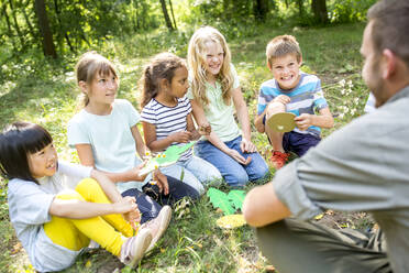 Schulkinder lernen, verschiedene Blattformen zu unterscheiden - WESTF24482