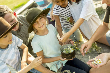 Schulkinder lernen, wie man einen Kamillentee zubereitet - WESTF24516