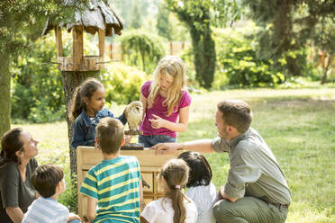 Schulkinder lernen über Vogelarten - WESTF24520