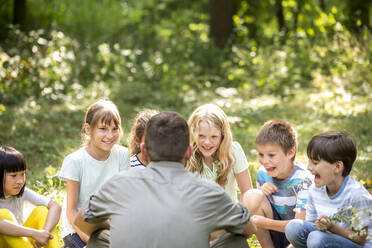 Schulkinder lernen, verschiedene Pflanzen zu unterscheiden - WESTF24551