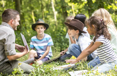 School children learning to to distinguish animal species - WESTF24559