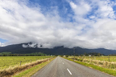 Neuseeland, Grey District, Inchbonnie, Wolken über dem Lake Brunner Road - FOF11443