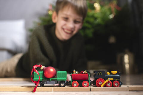 Russia, Moscow, little boy playing with toy train, lizenzfreies Stockfoto