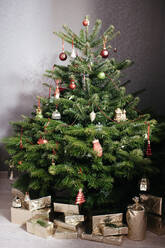 Weihnachtsbaum mit Geschenken - EYAF00828