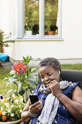 Frau spricht durch Telefon - JOHF05199