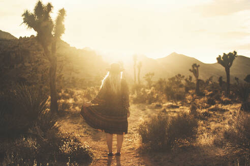 Frau in der Wüste bei Sonnenuntergang - JOHF05209