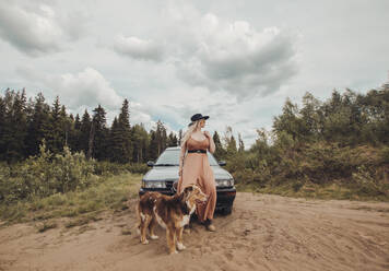 Frau mit Hund - JOHF05213