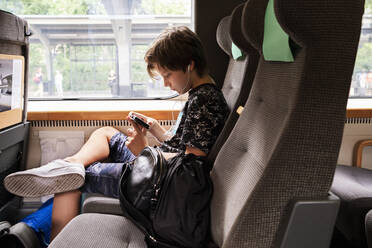 Junge im Zug hört Musik - JOHF05337
