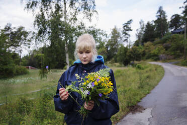Teenage girl holding wildflowers - JOHF05355