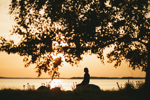 Silhouette einer Person am See - JOHF05361