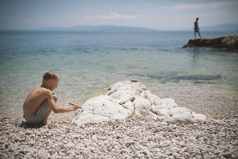 Junge spielt am Strand - JOHF05365