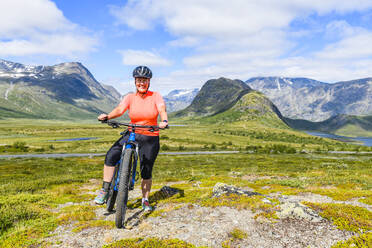 Woman with bicycle - JOHF05407