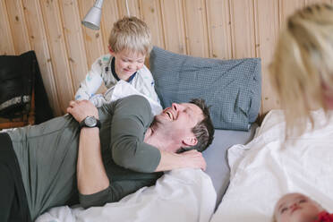 Familie im Schlafzimmer - JOHF05427