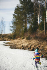 Kind läuft auf gefrorenem See - JOHF05433