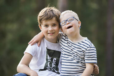 Boys posing in forest - JOHF05479