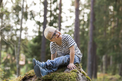 Junge posiert im Wald - JOHF05480
