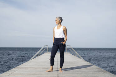 Frau auf Pier stehend - JOHF05490