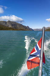 Norwegische Flagge auf Boot - JOHF05520