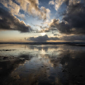 UK, Wales, Pembrokeshire, Freshwater West Strand bei dramatischem Sonnenuntergang - ALRF01703