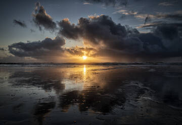 UK, Wales, Pembrokeshire, Freshwater West Strand bei dramatischem Sonnenuntergang - ALRF01704