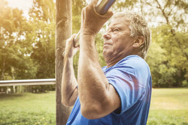 Senior man during workout on high bar - SDAHF00040