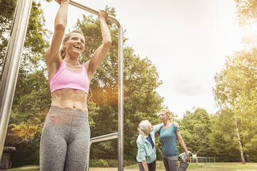 Frauen beim Training in einem Park - SDAHF00047