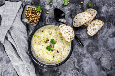 Schale vegetarische Lauchsuppe mit Käse, Pinienkernen und Petersilie - SARF04432