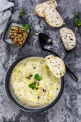 Schale vegetarische Lauchsuppe mit Käse, Pinienkernen und Petersilie - SARF04433