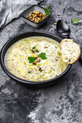 Schale vegetarische Lauchsuppe mit Käse, Pinienkernen und Petersilie - SARF04434