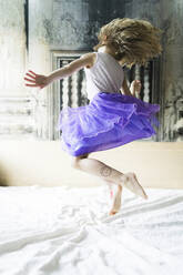 Kleines Mädchen springt auf dem Bett - PSIF00364