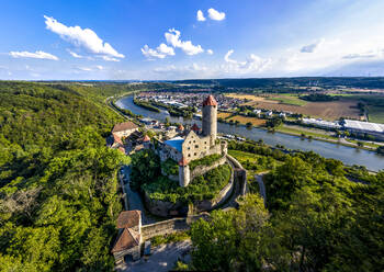 Deutschland, Baden-Württemberg, Neckarzimmern, Luftaufnahme der Burg Hornberg im Sommer - AMF07765