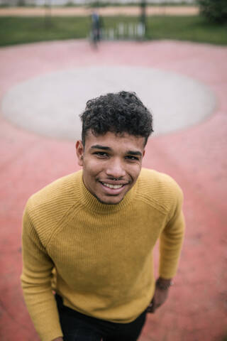 Porträt eines lächelnden jungen Mannes im Freien, lizenzfreies Stockfoto