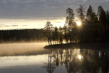 Finnland, Kainuu, Kuhmo, See bei nebligem Sonnenaufgang - ZCF00902
