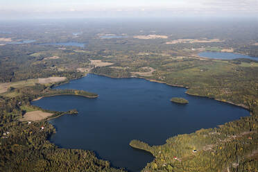 Finnland, Luftaufnahme eines blauen Sees - ZCF00903