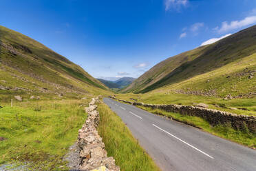 UK, England, Leere Landstraße am Kirkstone Pass im Sommer - SMAF01715