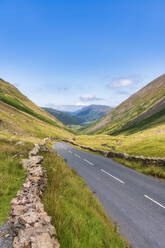 UK, England, Leere Landstraße am Kirkstone Pass im Sommer - SMAF01716