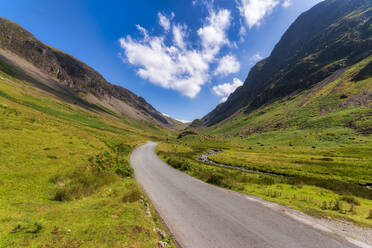 UK, England, Leere Landstraße am Honister-Pass im Sommer - SMAF01721